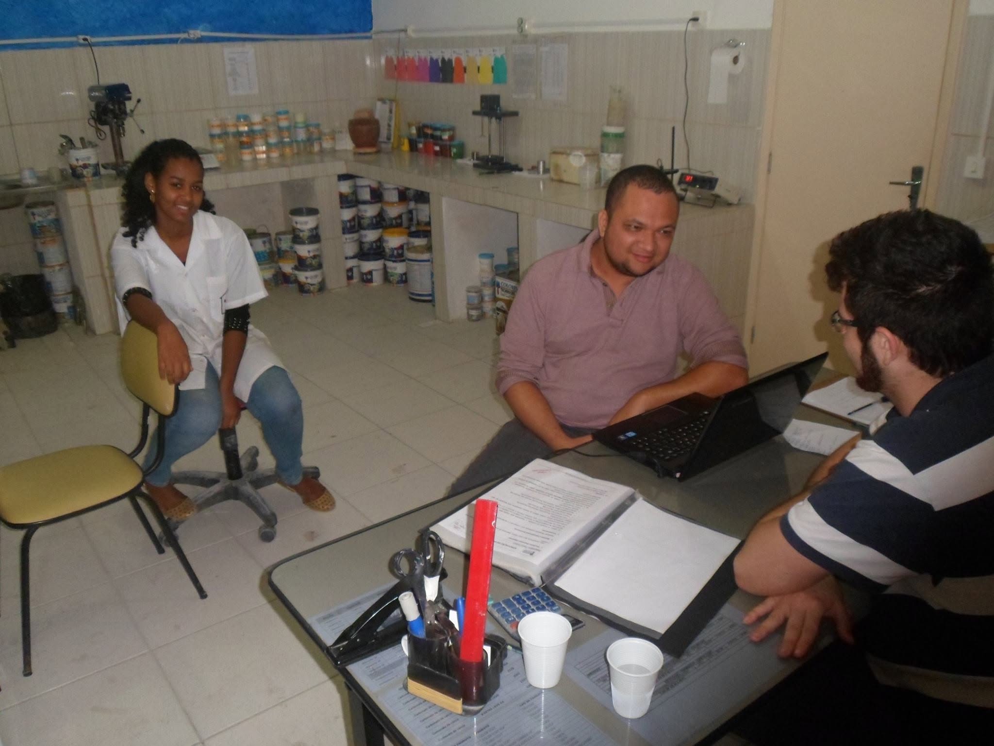 Equipe no ambiente de trabalho da fábrica Colores